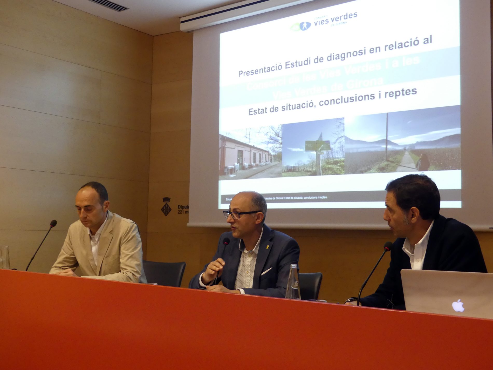 Imatge de la presentació de l'estudi on apareix el president del Consorci, i els dos consultors del projecte