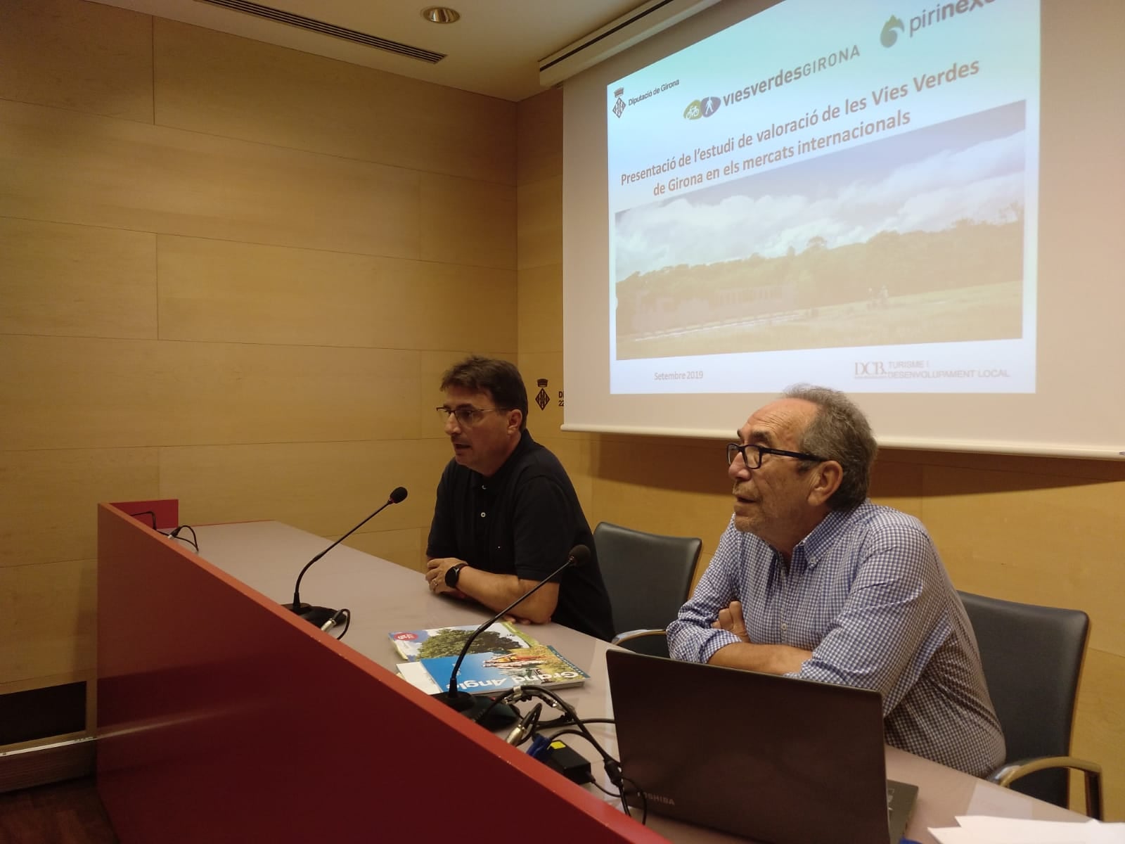 Imagen de la presentación del estudio donde aparece el Gerente en funciones y el consultor que lo ha realizado