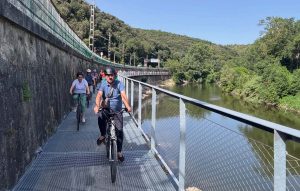 Lluc Salellas pedalant pel nou carril bici Girona - Celrà