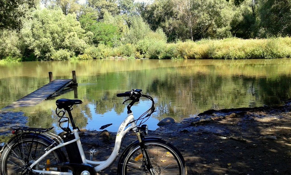 eBici.cat, bici elèctrica davant riu