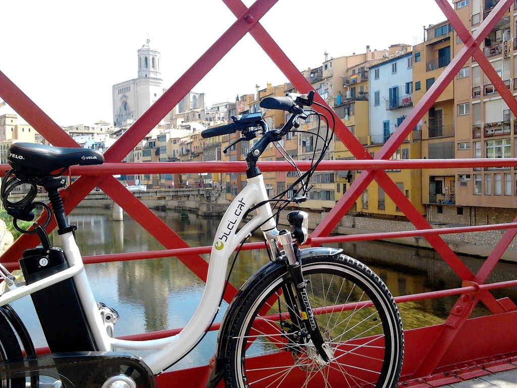 eBici.cat-Biciclick Girona ebici en puente Eiffel