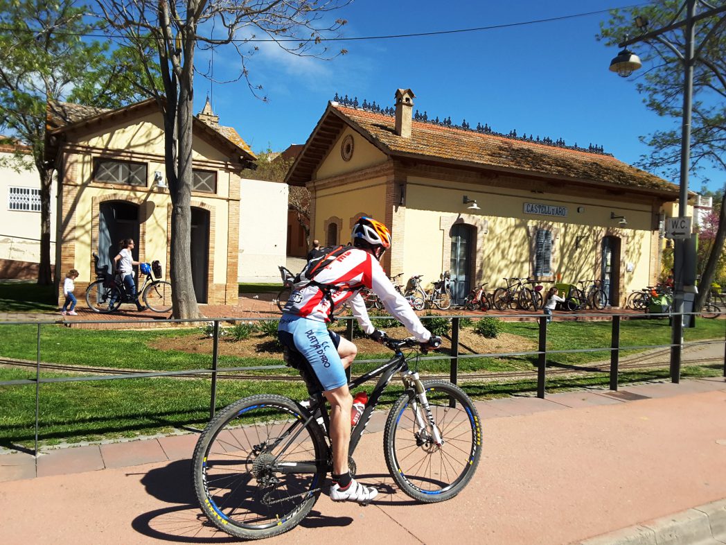 Cycliste devant la gare de Castell d'Aro