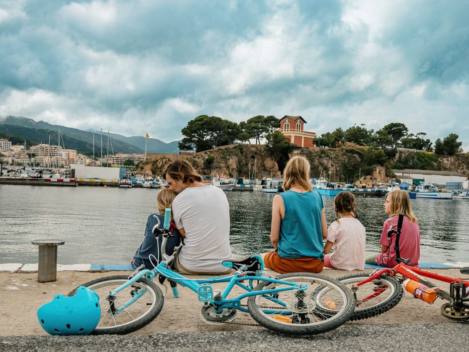 Familia en Sant Feliu de Guíxols, ruta del Carrilet II