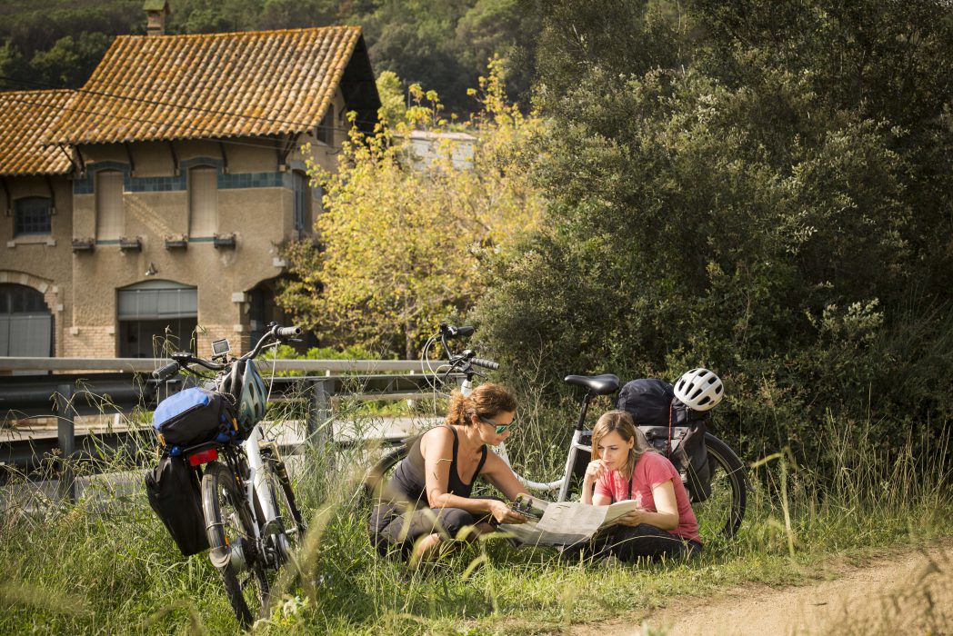 Ciclistas descansando y consultando un mapa