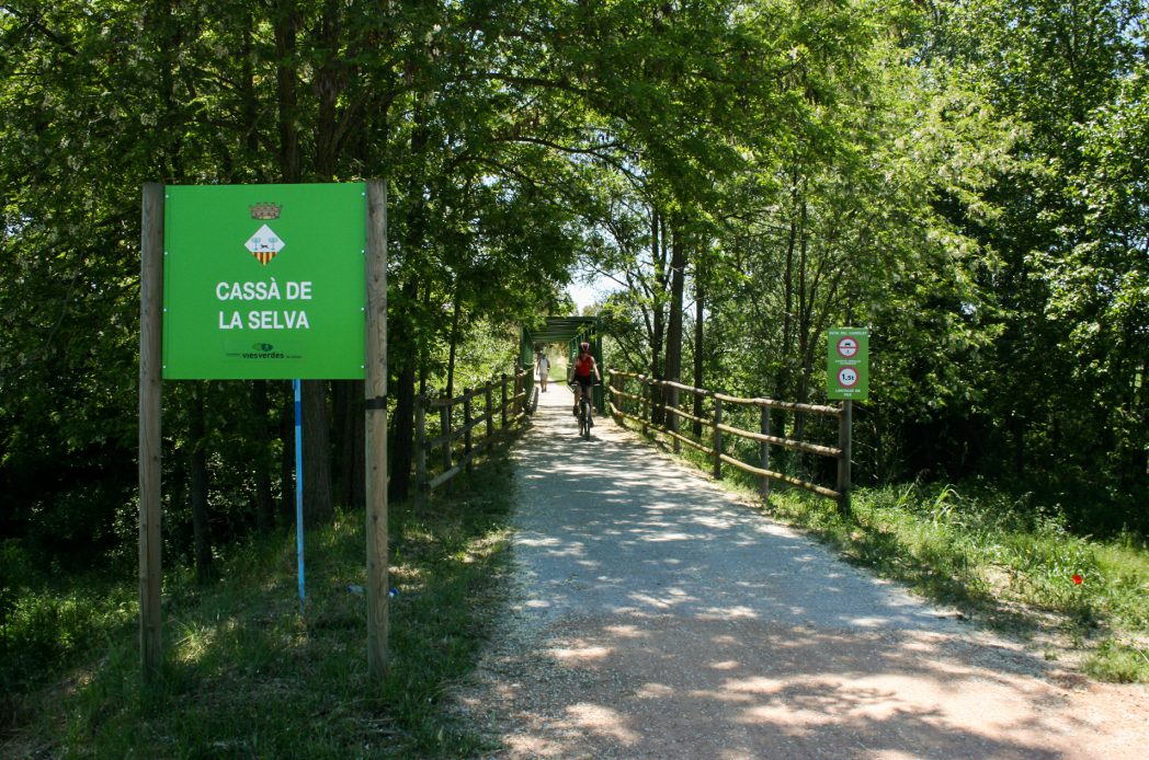 Ciclistas en el puente de Cassà de la Selva