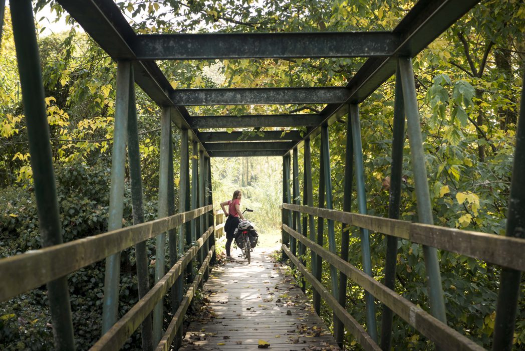 Ciclista en un puente de la etapa del Carrilet I