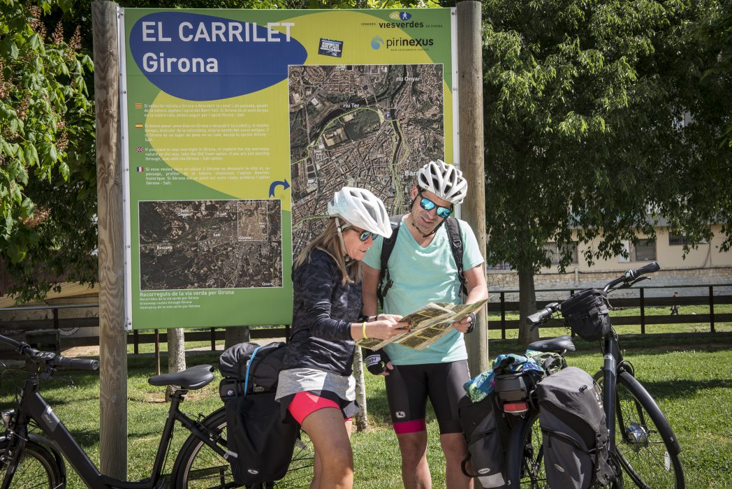 Ciclistas consultando un mapa, etapa del Carrilet II