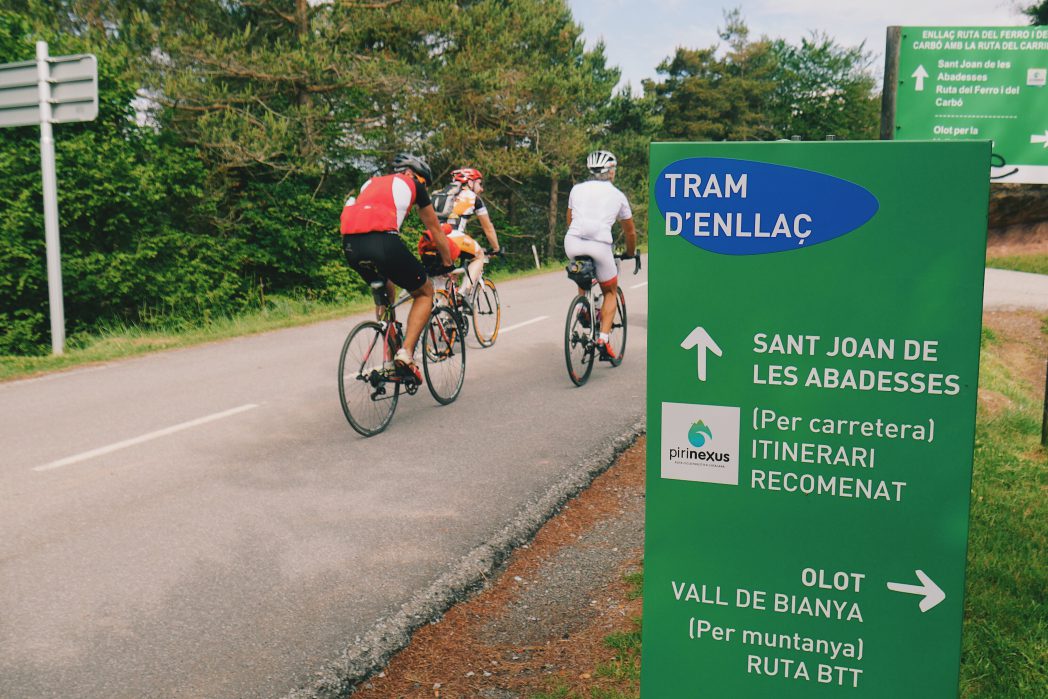 Ciclistas en el tramo de enlace entre Sant Joan de les Abadesses - Olot