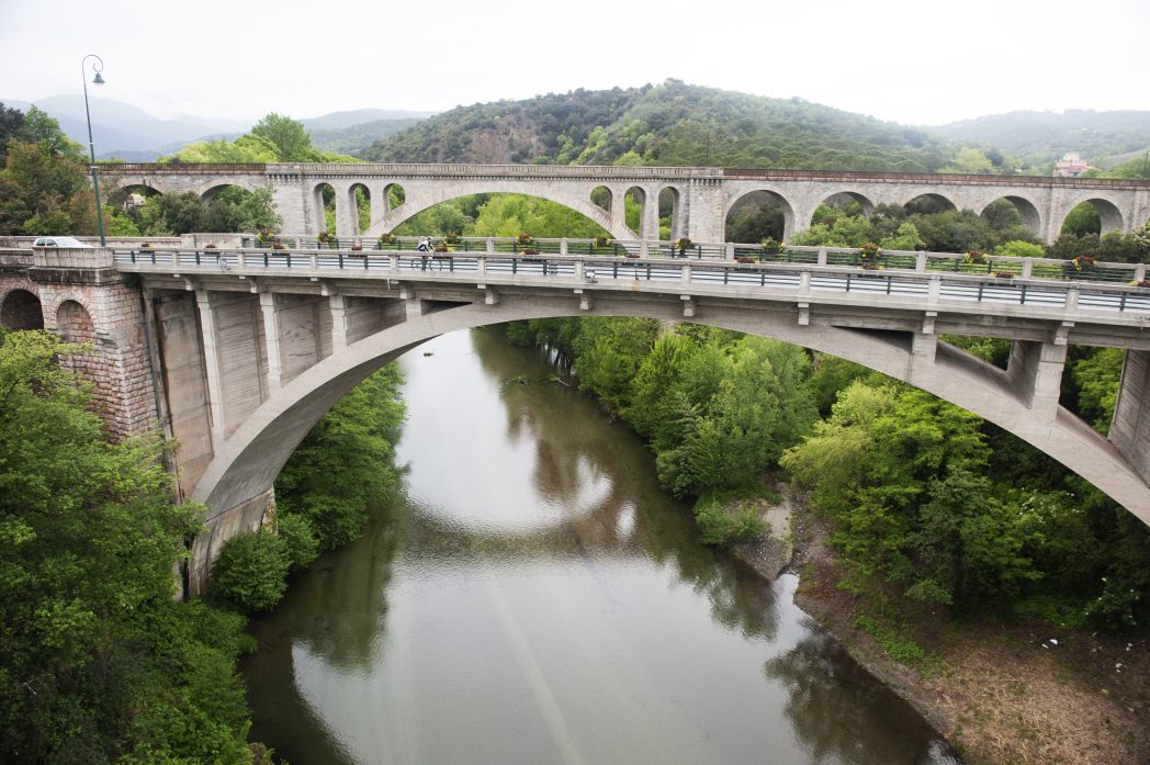 Cyclistes sur un pont en France