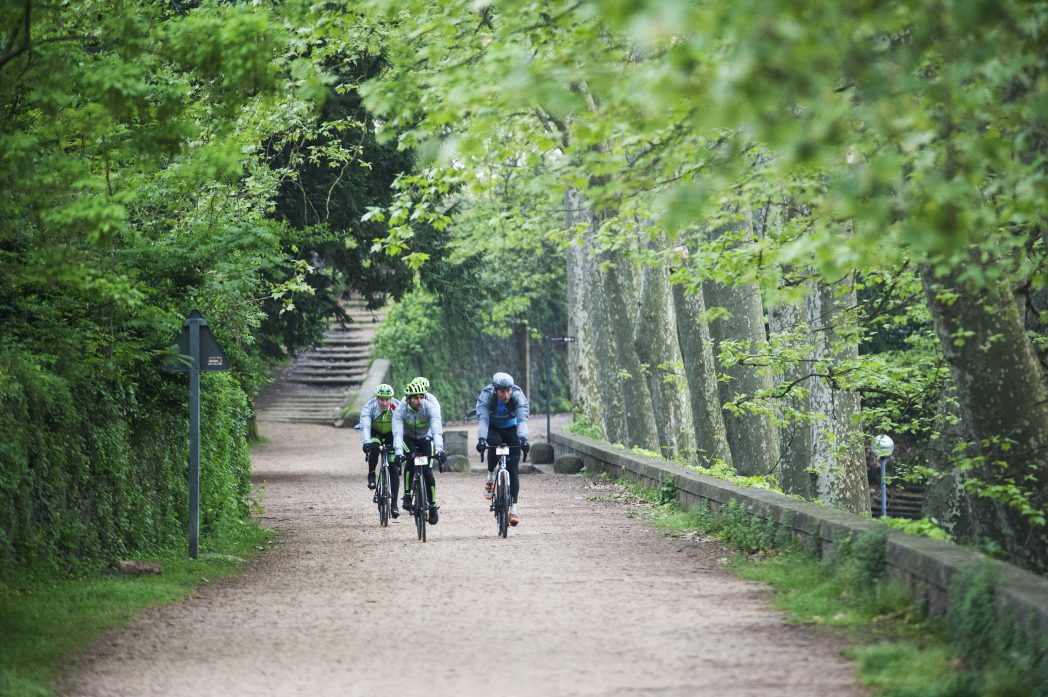 Ciclistas pedaleando por Olot