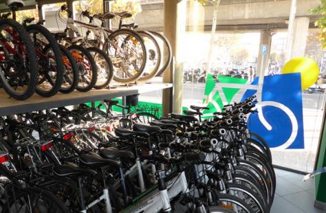 Tienda Cicloturisme.com llena de bicicletas