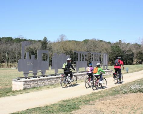 Familia amb bicicleta per les Vies Verdes