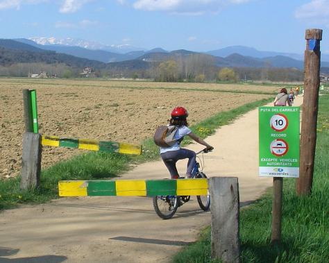 Nena amb bicicleta per les Vies Verdes