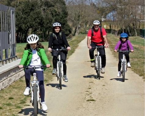 Familia amb bicicleta per les Vies Verdes