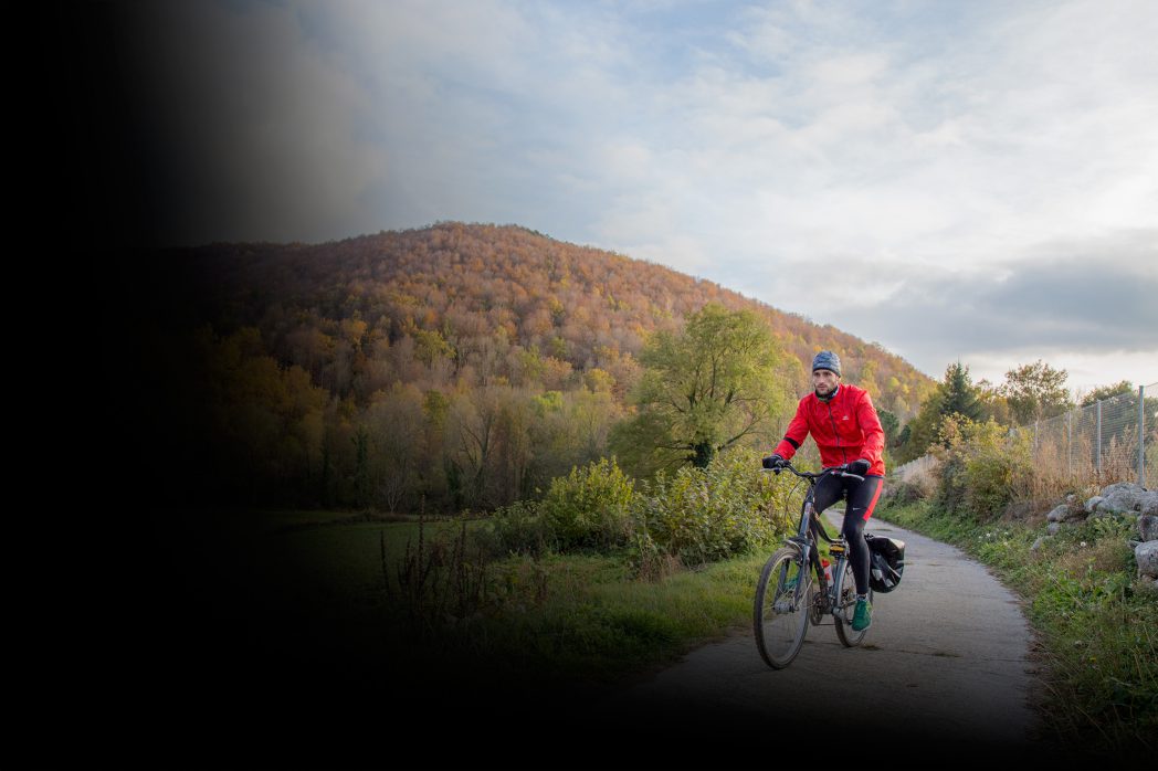 Ciclista en el valle de Camprodón