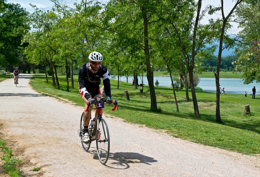 Ciclista pedaleando en un lago, Francia Pirinexus