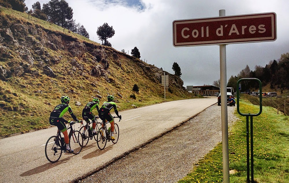 Ciclistas en el cuello de Ares, Francia Pirinexus