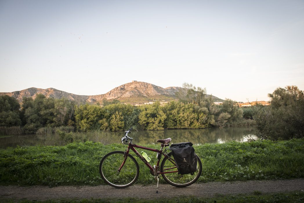 Bicicleta davant del riu i del Montgrí