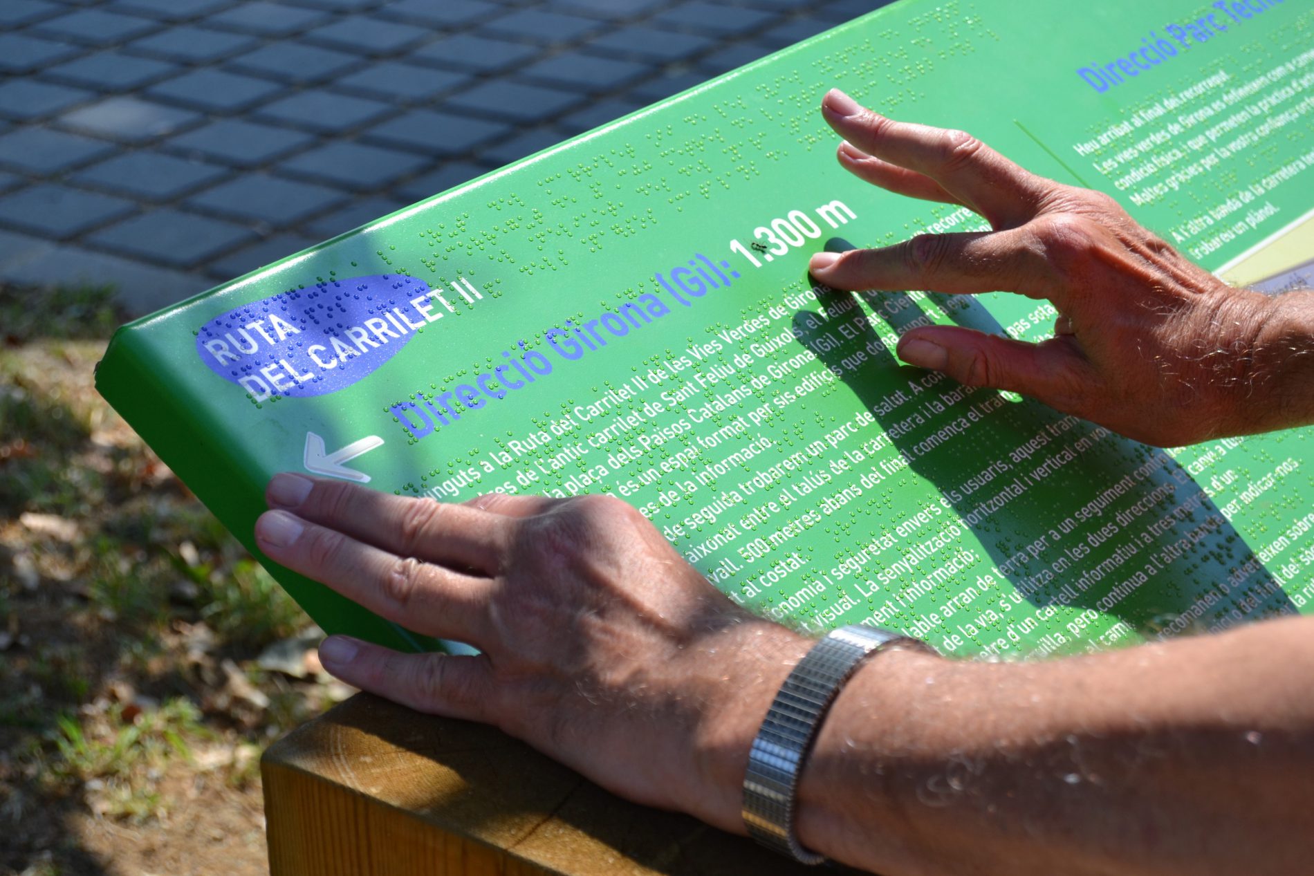 Cartel via verde en Braille