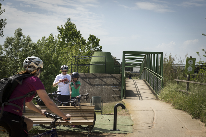sortida família de ciclistes amb mòbil a Cassà de la selva