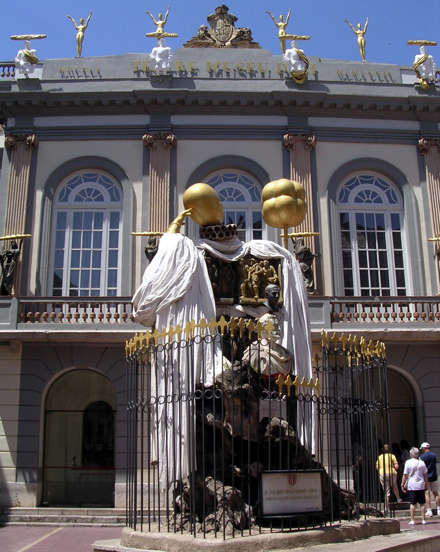 Monument a Francesc Pujols davant la façana del Museu