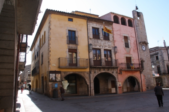 Plaça de la Vila a Torroella de Montgrí