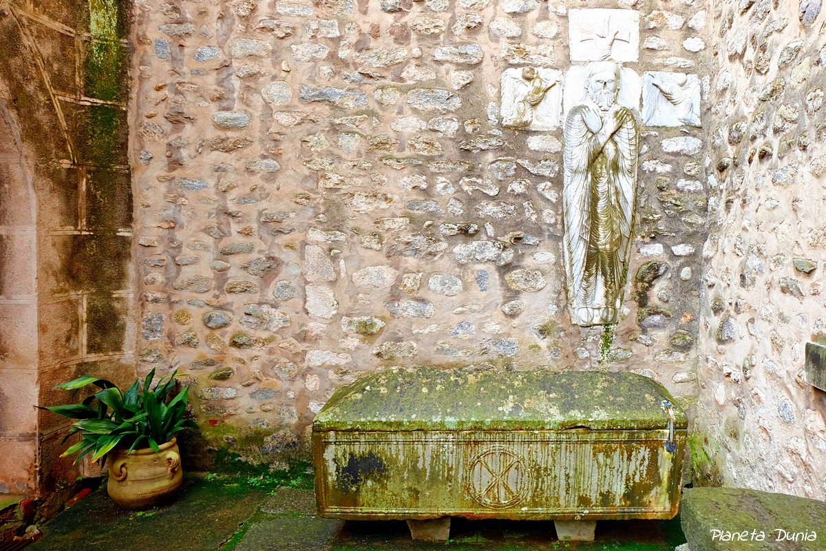 Image of the Holy Tomb and a sculpture on the right