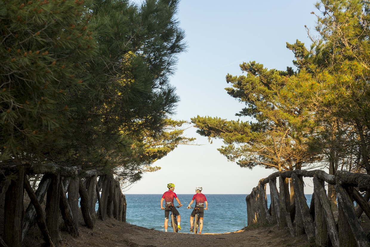 Dos ciclistes mirant el mar