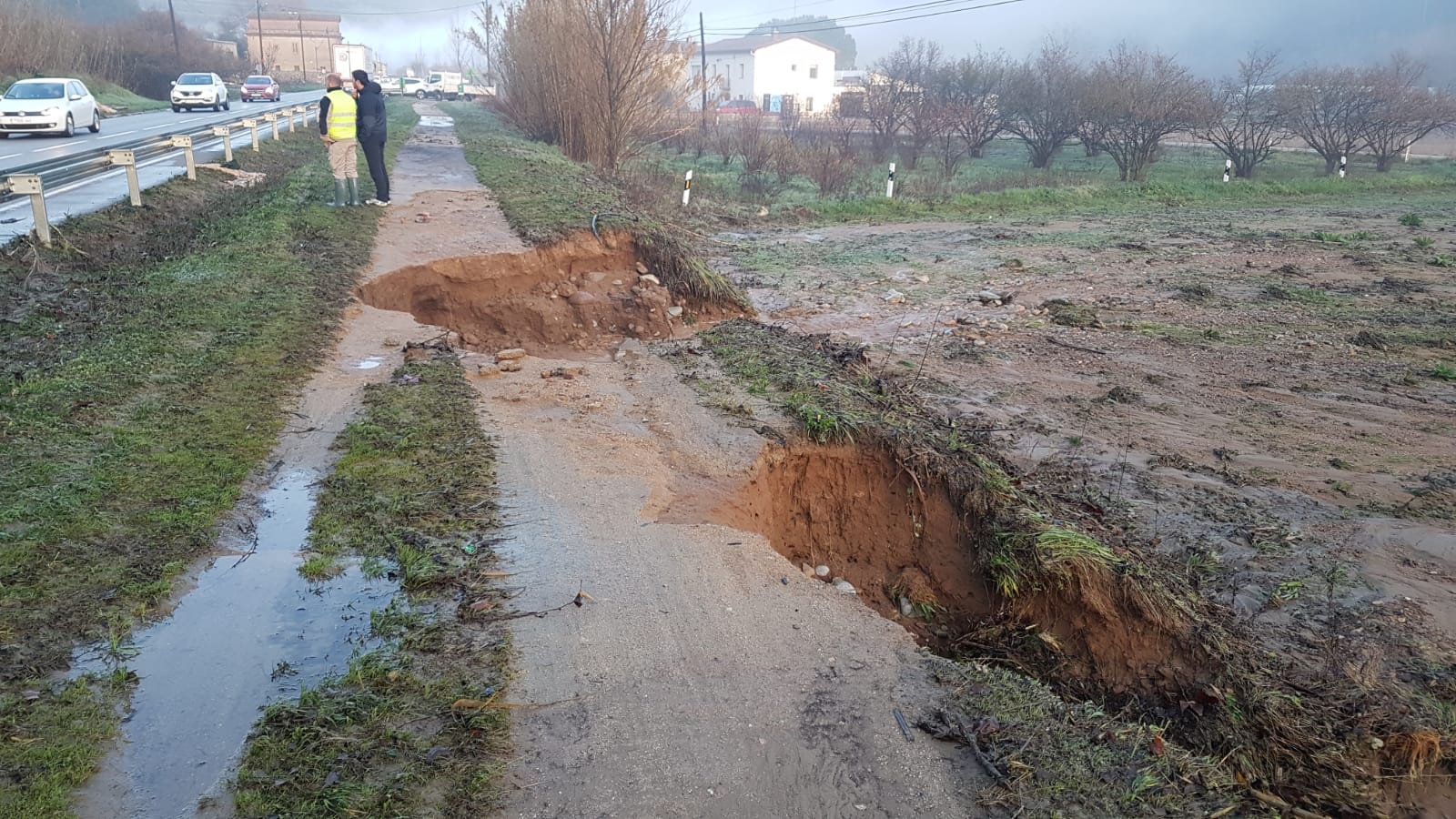 Agujeros en la vía verda, en Vilanna - Bescanó, a causa del temporal Glòria