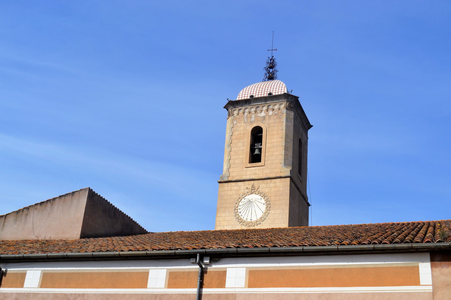 rellotge de sol a la plaça del monestir d'Amer 