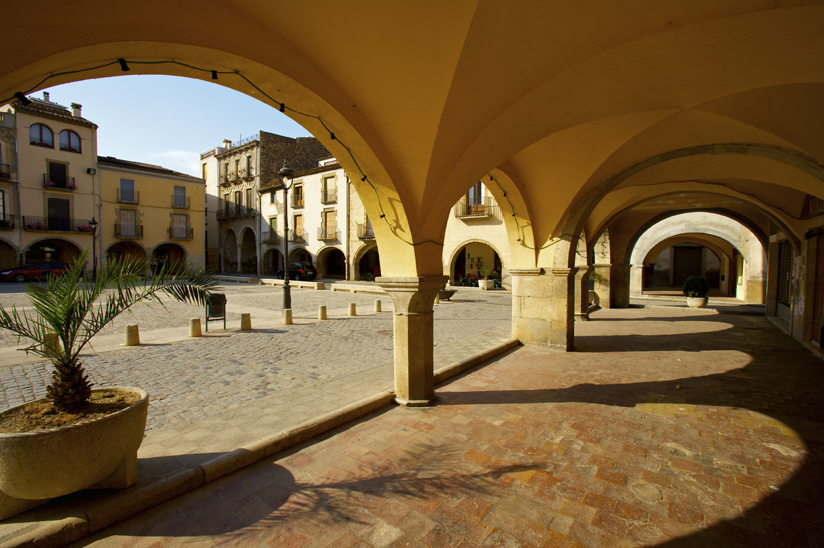 Amer, plaça porxada