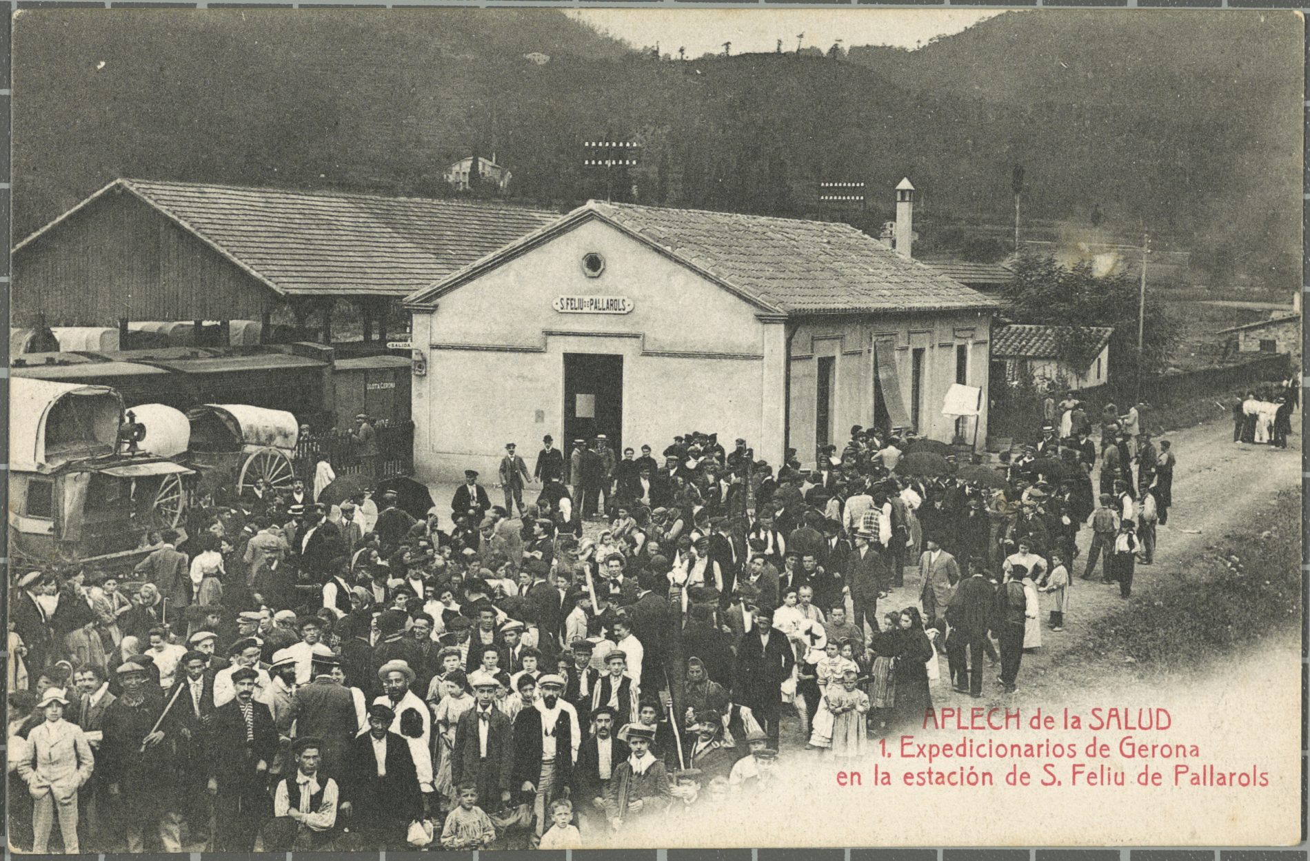 Trabajadores de la compañía de ferrocarril delante la estación de Sant Feliu de Pallerols 