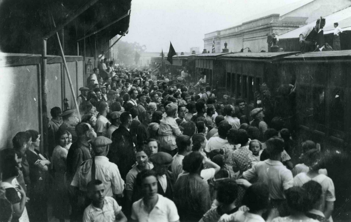 Acomiadament a l'estació de Sant Feliu de Guíxols dels milicians al front d'Aragó, després de la col·lectivatització de la companyia