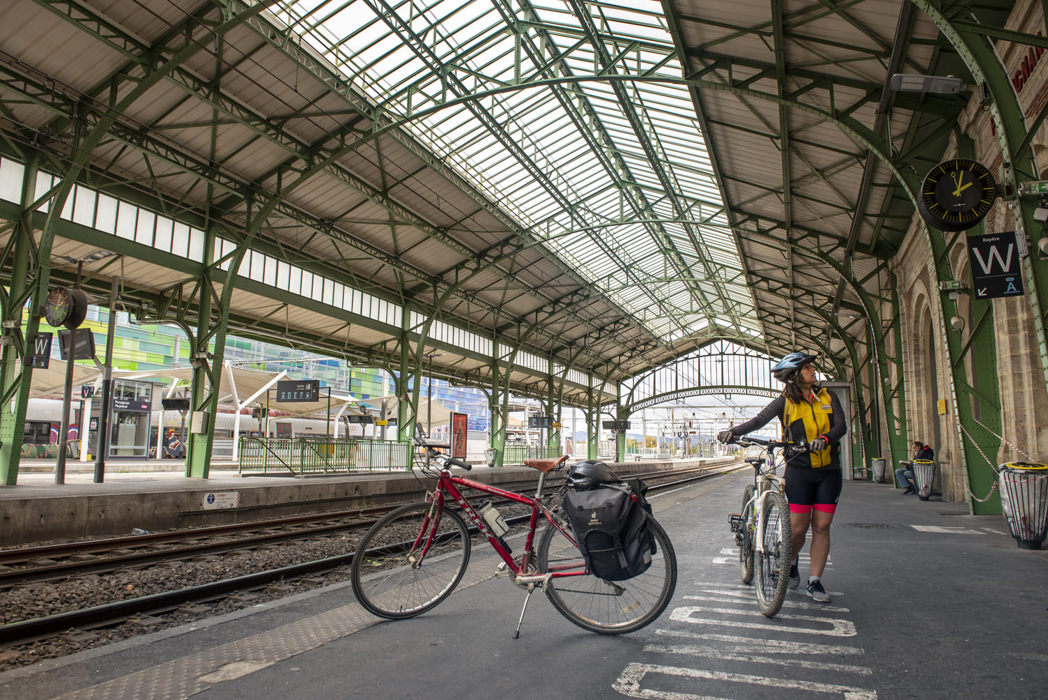 ciclista en la estación de perpignan