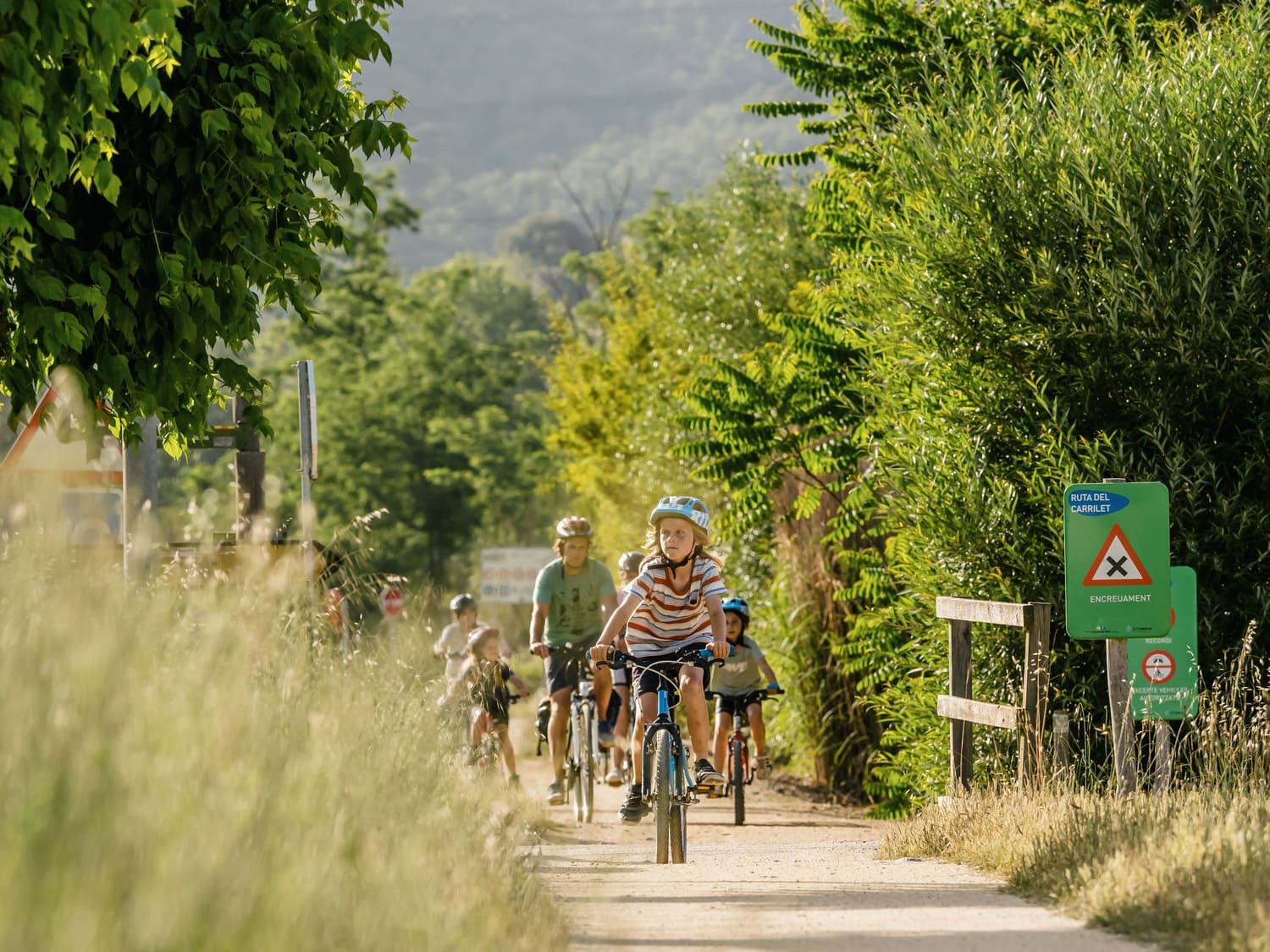 Família en bicicleta per les vies verdes de Girona_mòbil