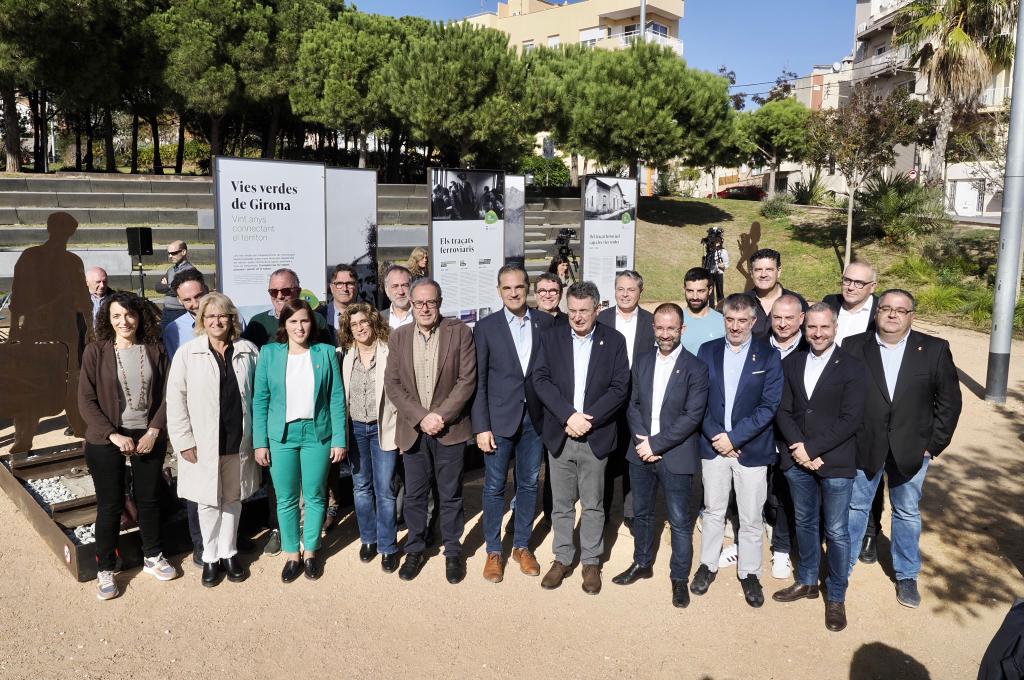 Autoritats que han assistit a la inauguració de l'exposició amb motiu dels 20 anys del CVVGi