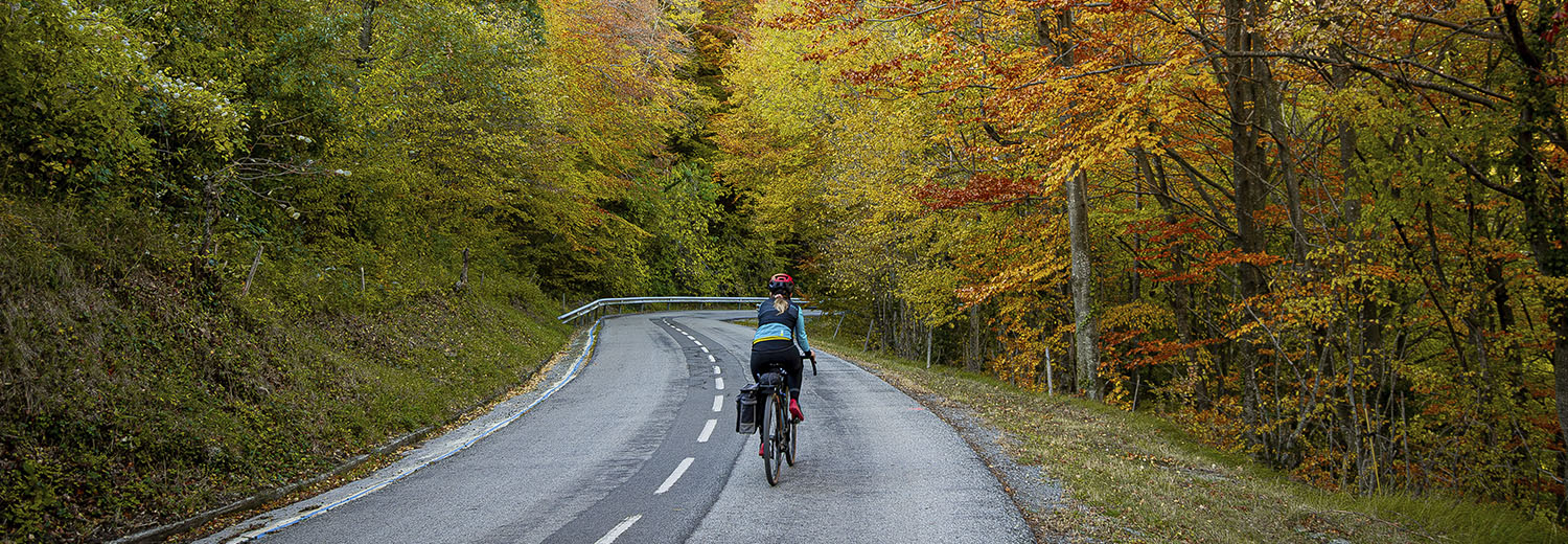 Ciclista amb alforges a la ruta Pirinexus