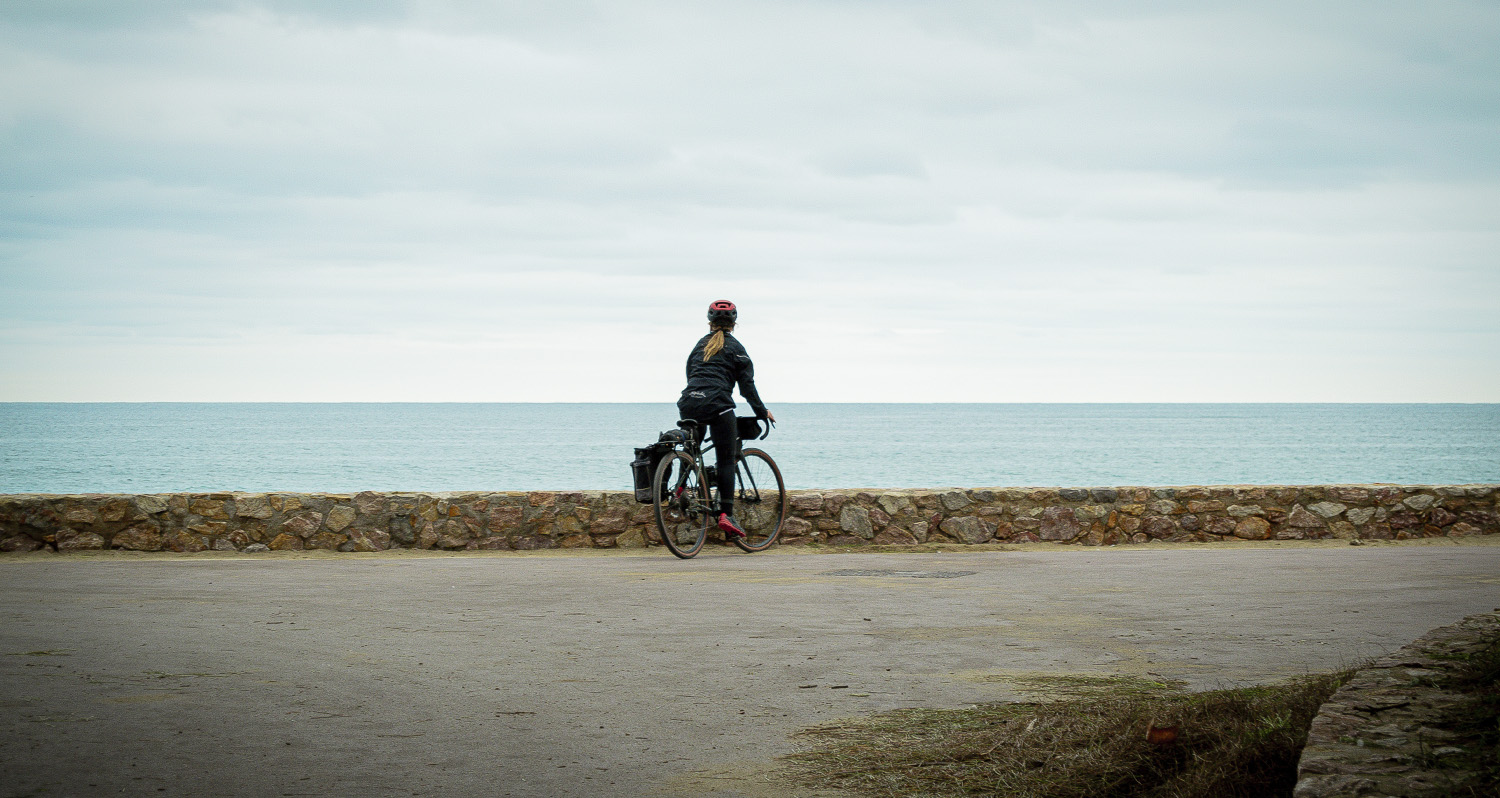 Ciclista amb una bicicleta gravel a Sant Martí d'Empúries