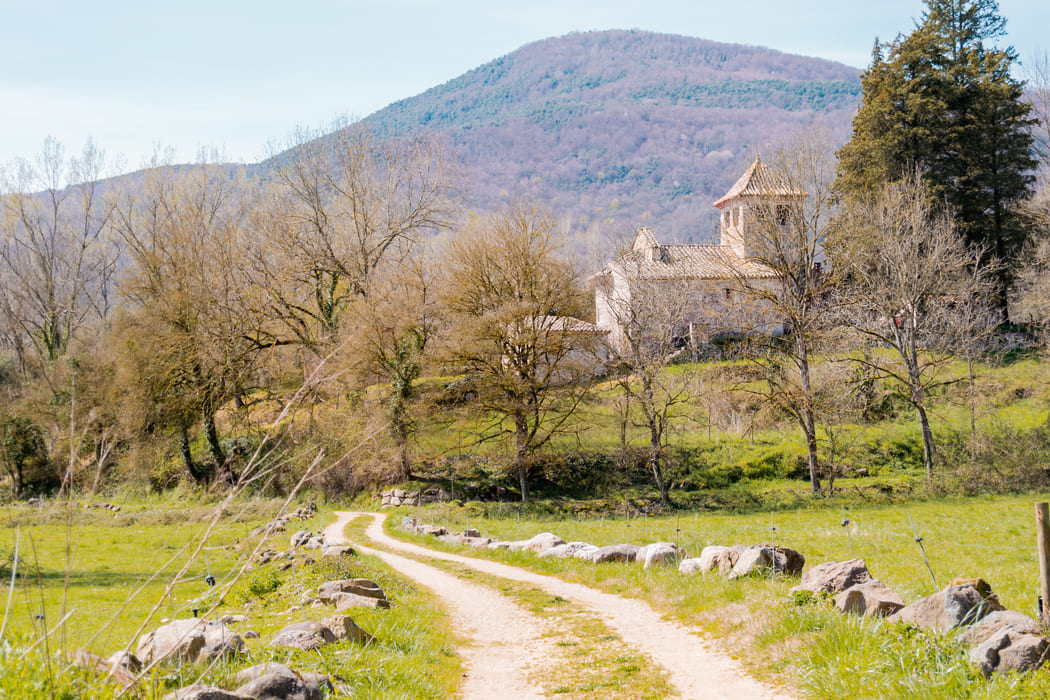 Camí i església Hostalnou de Bianya - Pont del Planàs