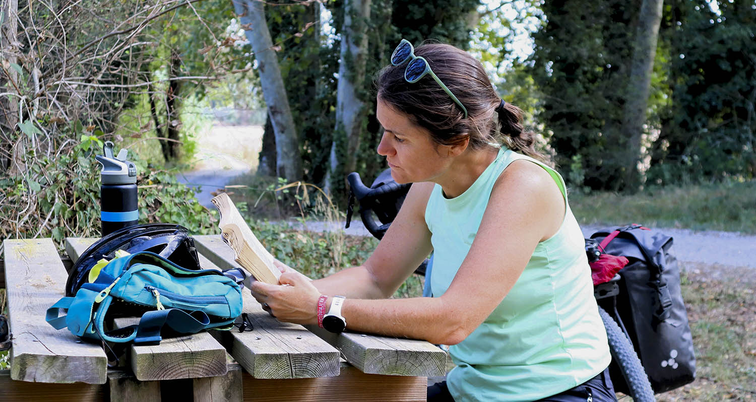 Iria Prendes llegint un llibre a la ruta Pirinexus