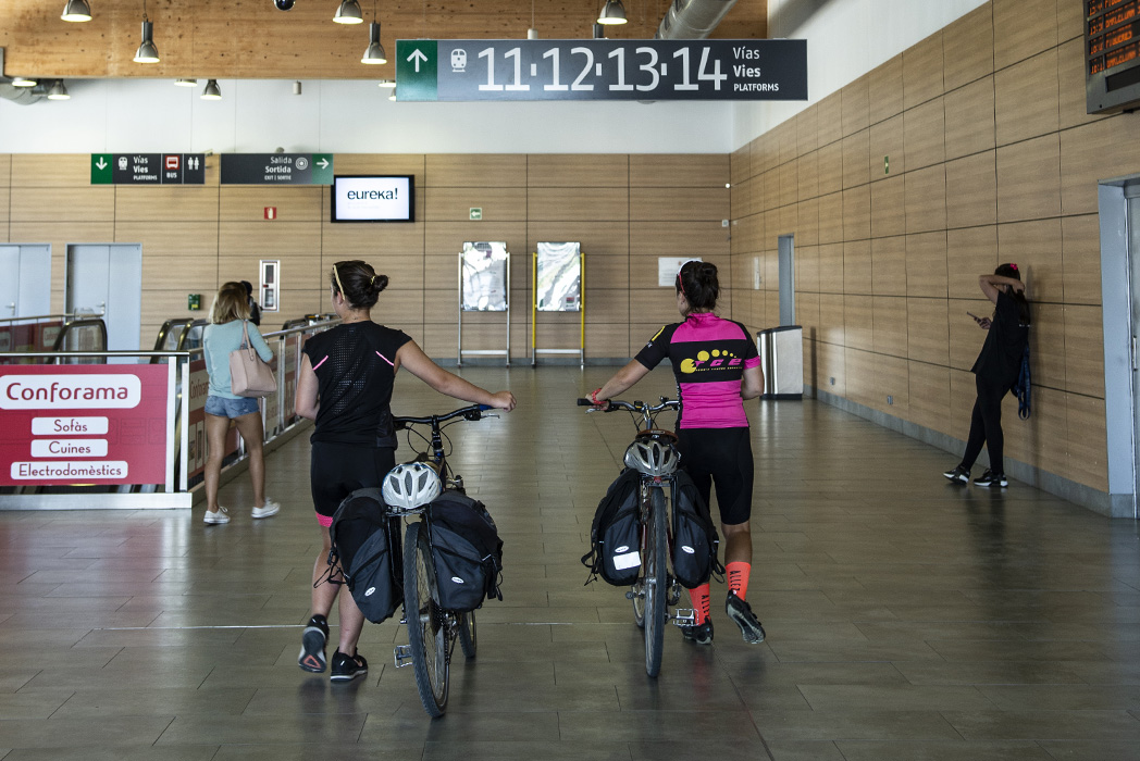 Mitja Pirinexus intermodal Costa Brava, ciclistes a l'interior de l'estació de Girona