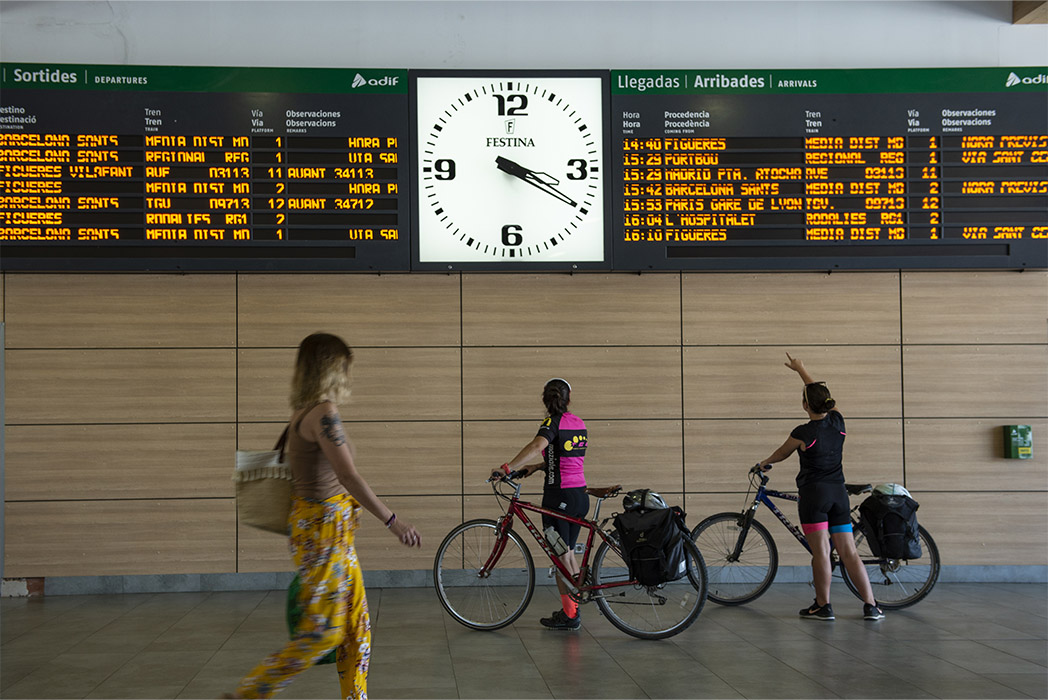 Mitja Pirinexus intermodal Costa Brava, ciclistes a l'interior de l'estació de Girona