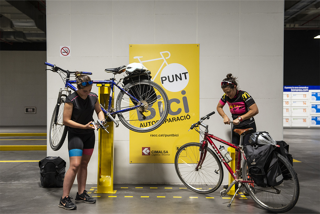 Mitja Pirinexus intermodal Costa Brava, ciclistes a un punt d'autoreparació de l'estació de Girona