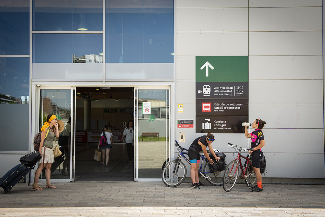 Mitja Pirinexus intermodal Costa Brava, ciclistes a l'estació de trens d'alta velocitat i autobusos de Girona
