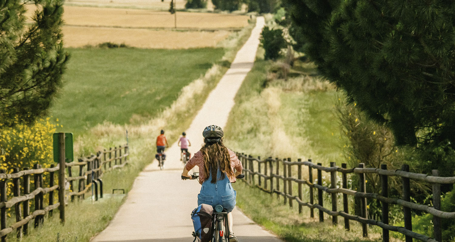 Ciclistes pedalant a la via verda del Carrilet II.