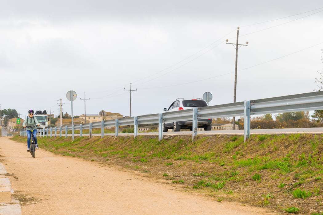 Ciclista pedalant per la via local en direcció a la Tallada d'Empordà