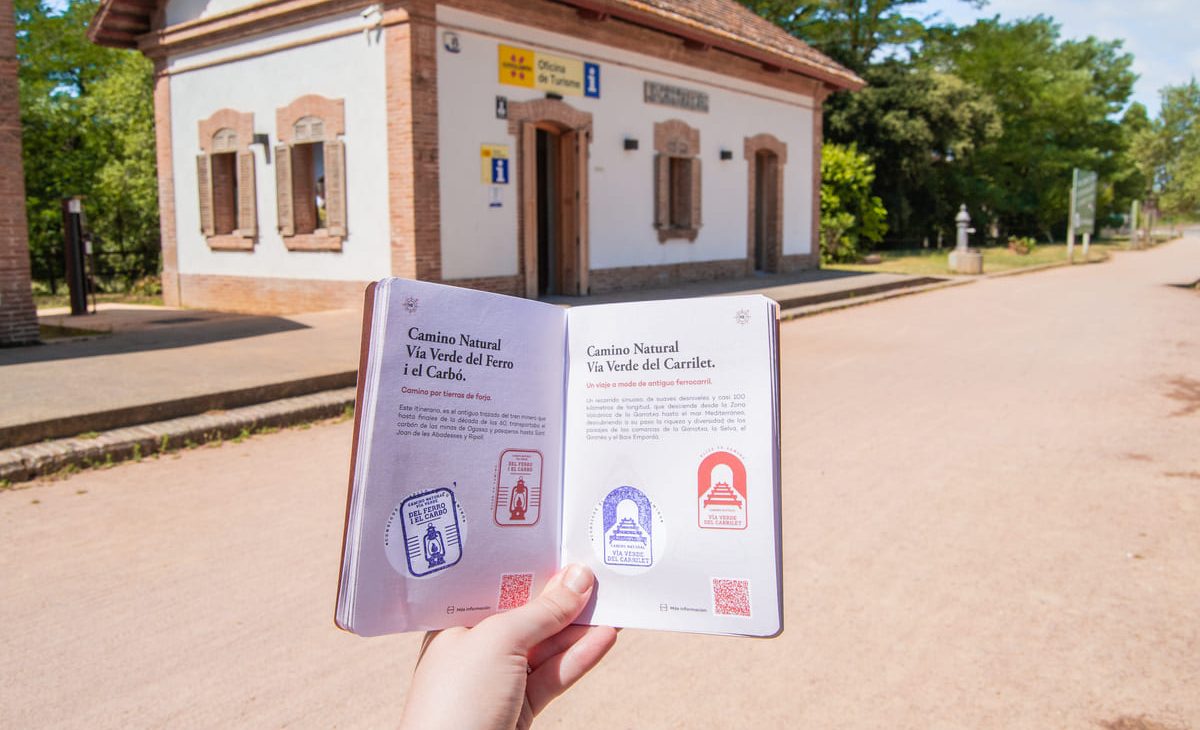 Pasaporte Caminos Naturales a l'oficina de turisme de Santa Cristina d'Aro