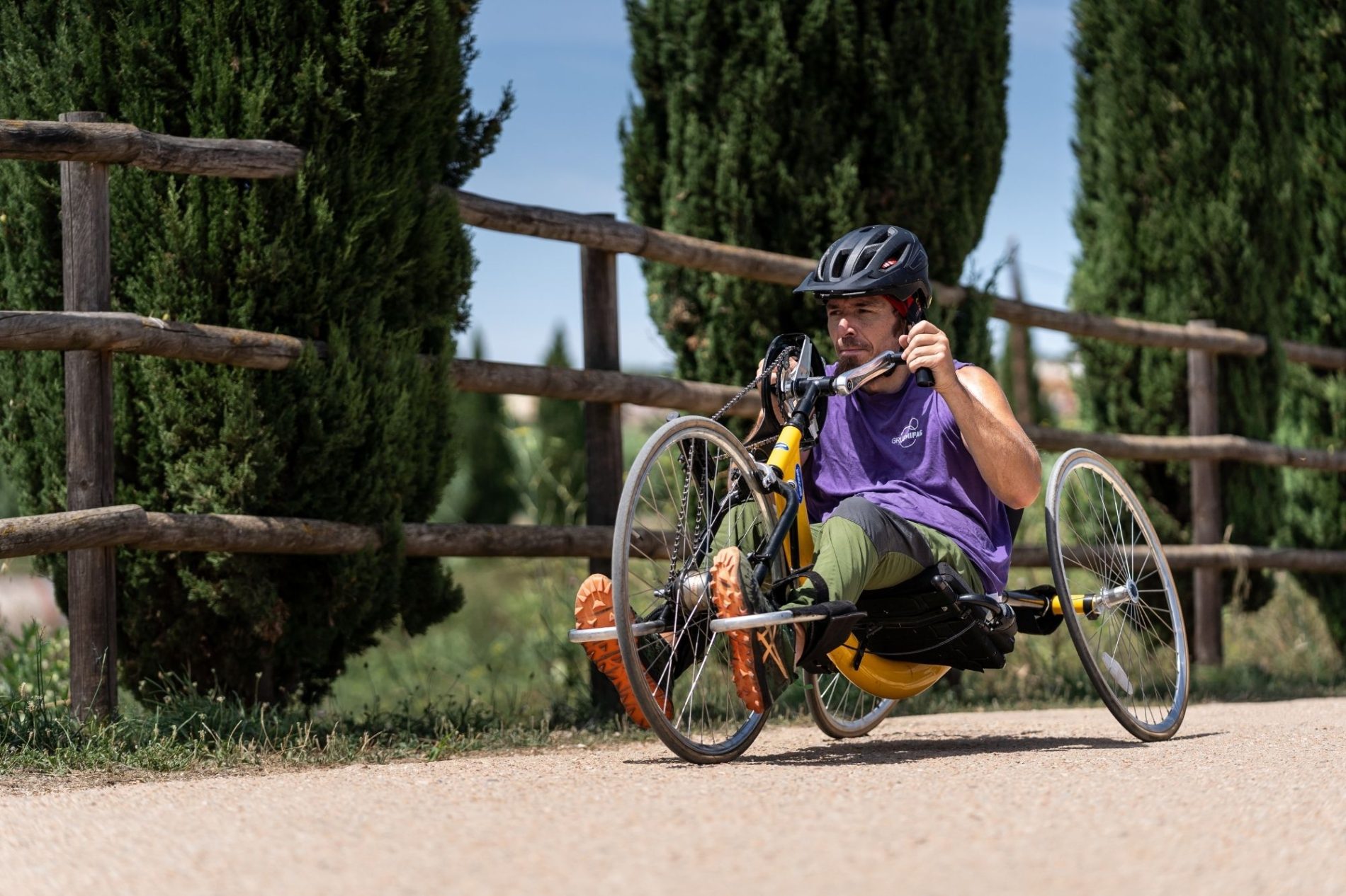 Manu Heras circulant amb handbike per la via verda del Tren Petit